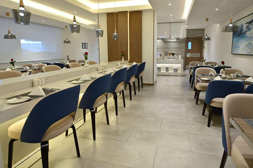 Comfort Hotel Jeddah King Road Restaurant photo