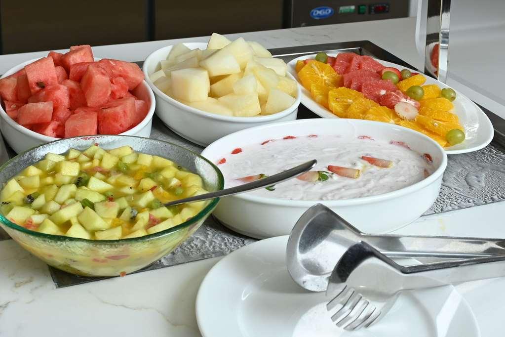 Comfort Hotel Jeddah King Road Restaurant photo