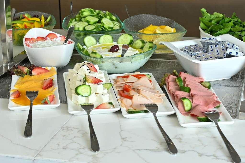 Comfort Hotel Jeddah King Road Restaurant photo
